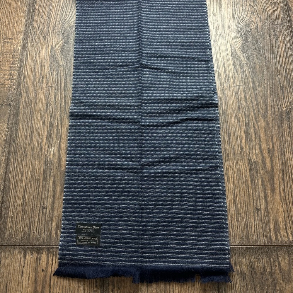 Elegant and timeless vintage Christian Dior Monsieur scarf - Picture 6 of 8
